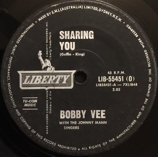 Bobby Vee : Sharing You / In My Baby's Eyes (7", Single)