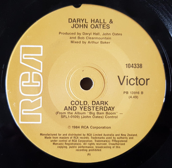 Daryl Hall & John Oates : Out Of Touch (7", Single)