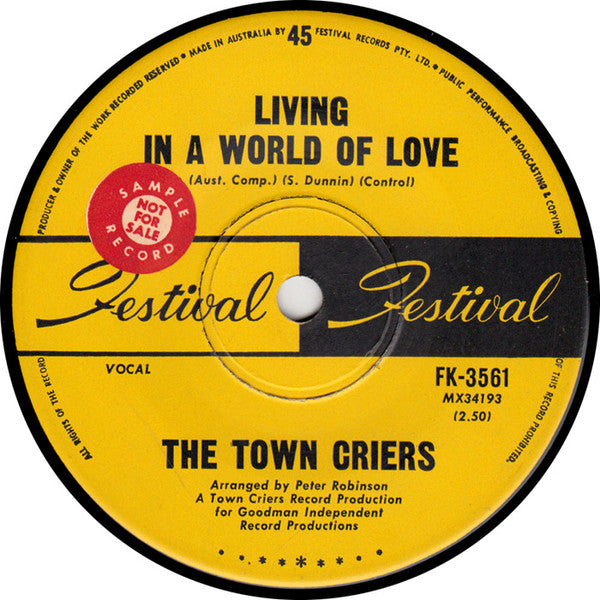 The Town Criers (2) : Living In A World Of Love (7", Single)