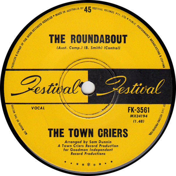 The Town Criers (2) : Living In A World Of Love (7", Single)