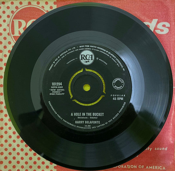 Harry Belafonte : A Hole In The Bucket (7", Single)